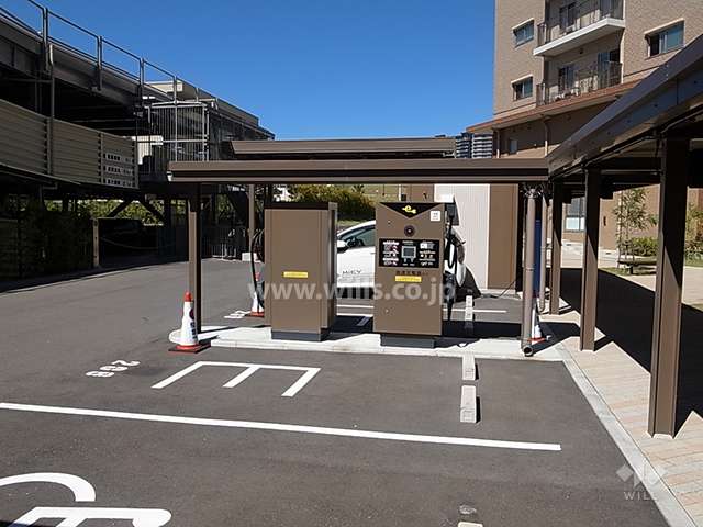 電気自動車の急速充電器。電動バイク用の充電コンセントもあります。