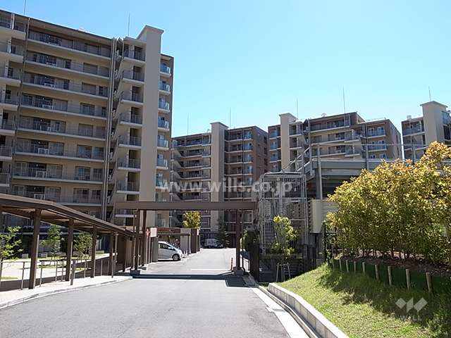 敷地入り口から各棟に向かう敷地内の通路（グランドアプローチ）