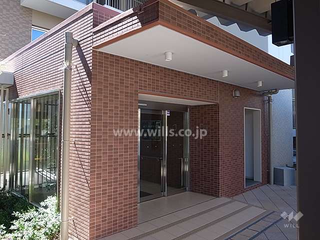 D棟（グリーンフラッツ）のエントランス