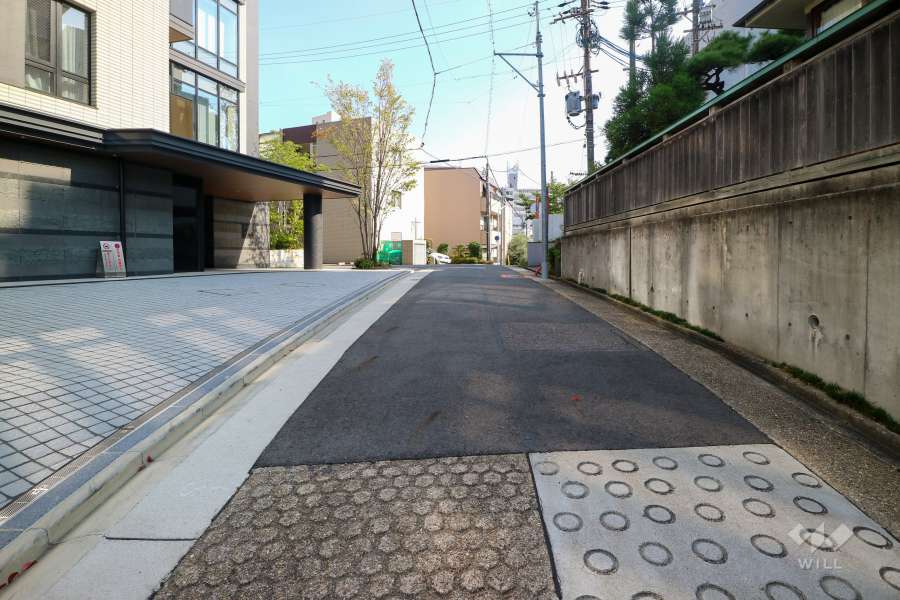敷地西側の前面道路（北側から）