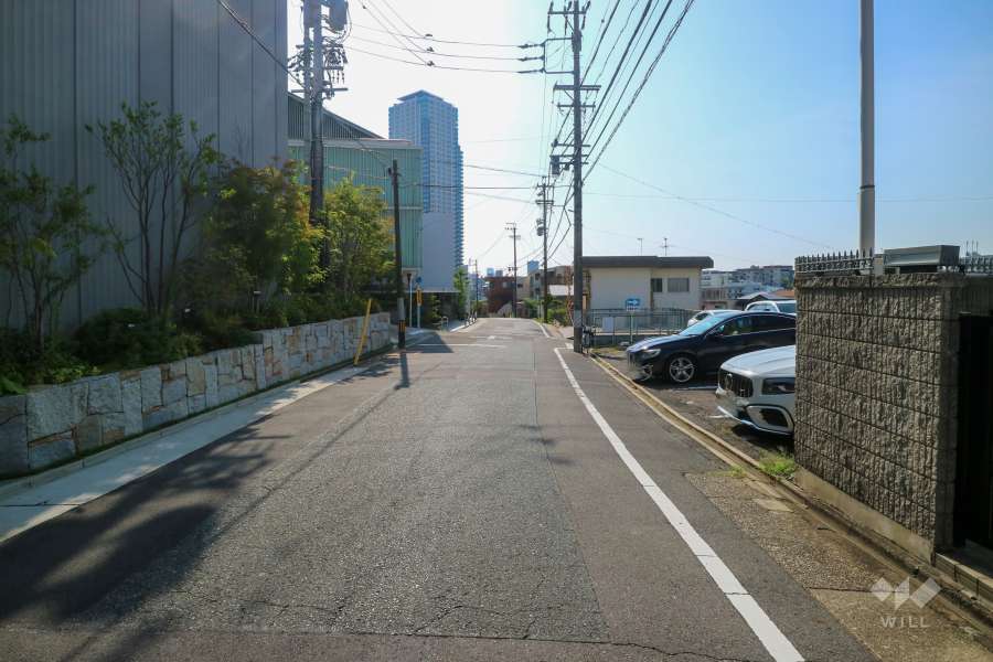敷地北側の前面道路（東側から）