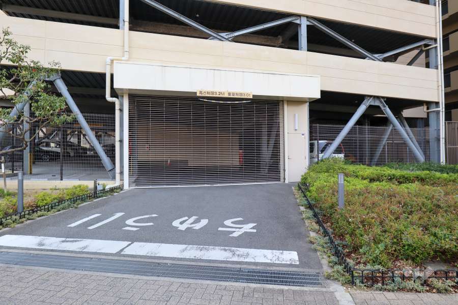 駐車場の出入口（リングシャッター付き）