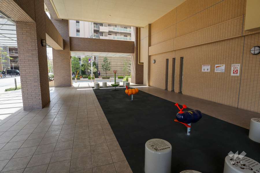 ピロティに設けられたキッズガーデン（プレイロット）