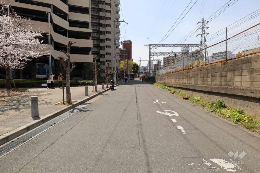 敷地北西側の前面道路（北東側から）