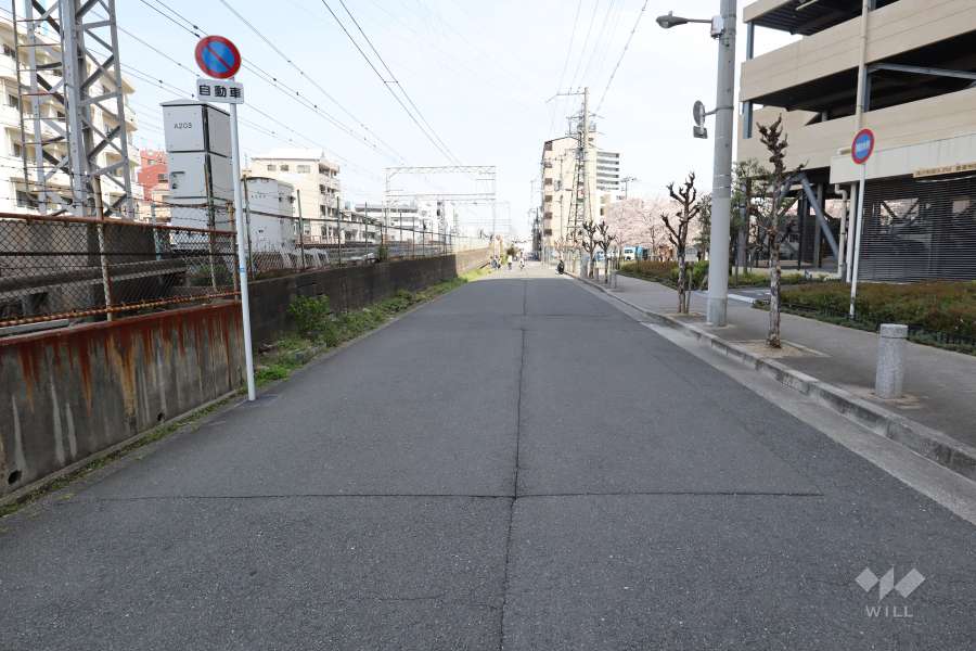 敷地北西側の前面道路（南西側から）