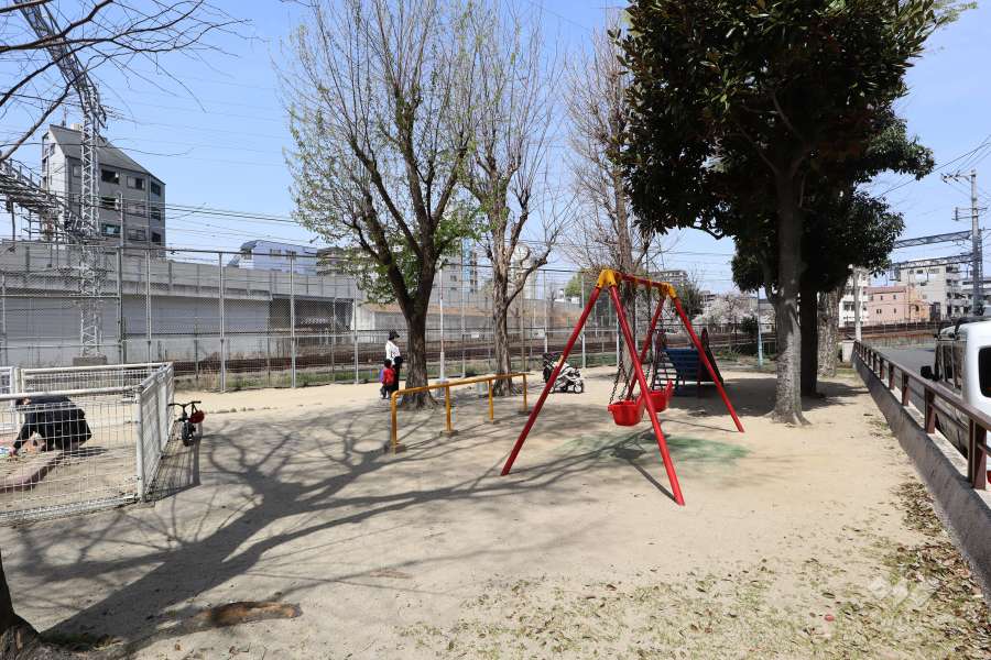 『成育西公園』。すぐ横を京阪本線が走っています。