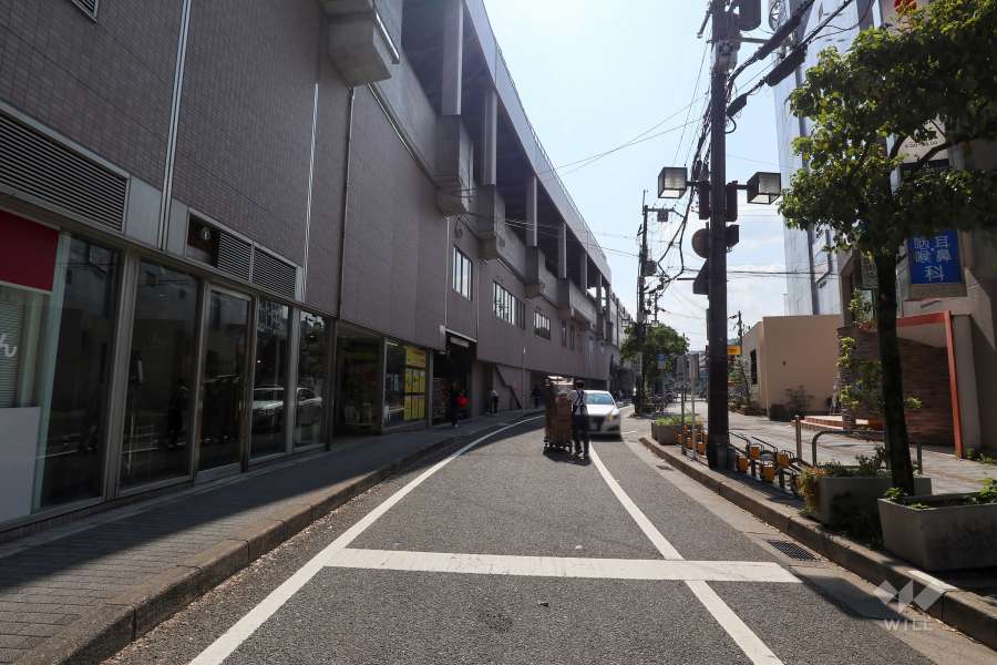 敷地南側の前面道路（東側から）