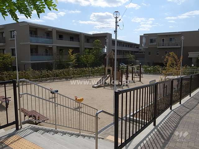 敷地に隣接して東寺内町第一公園があります。