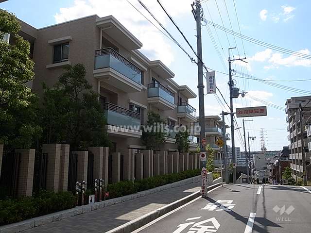 高台にあり、駅からの道のりは一部坂道です。