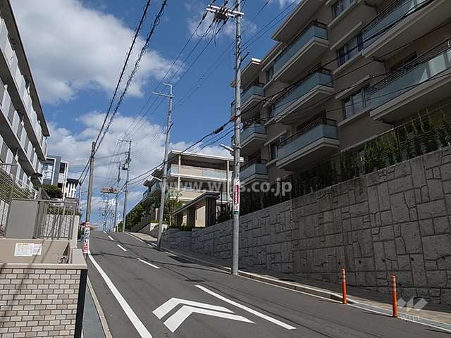 敷地西側の前面道路