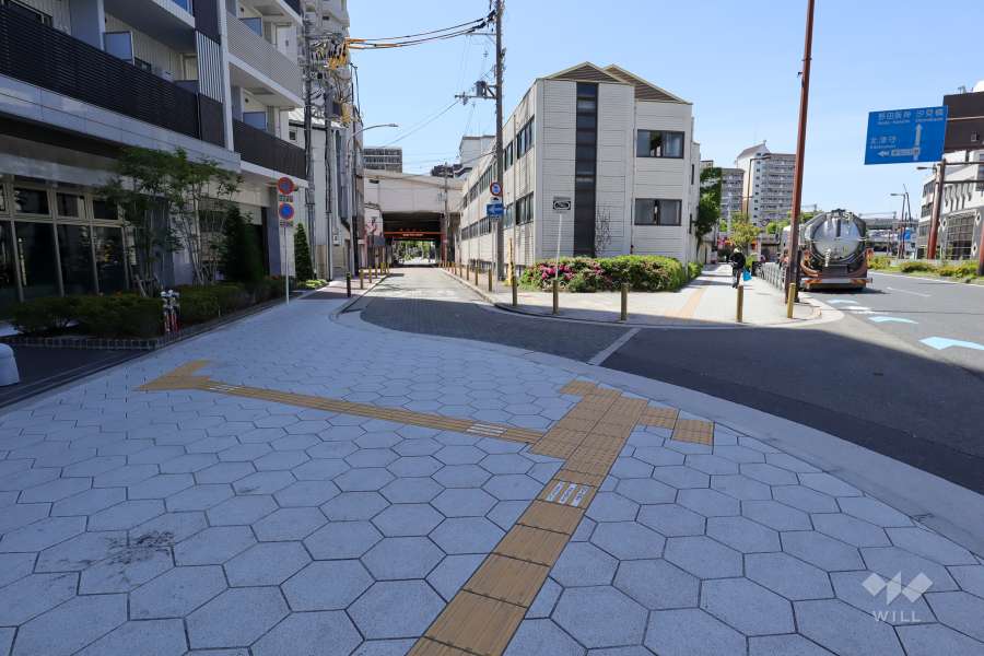 敷地北側の前面道路（西側から）