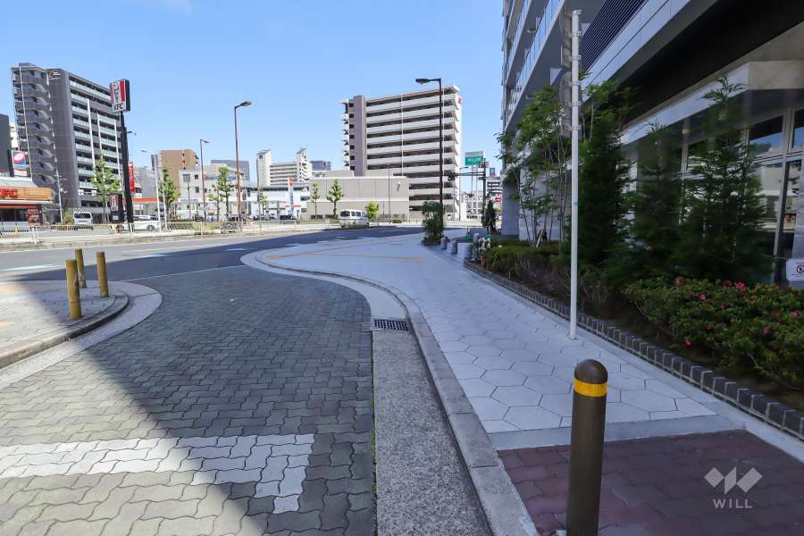 敷地北側の前面道路（東側から）