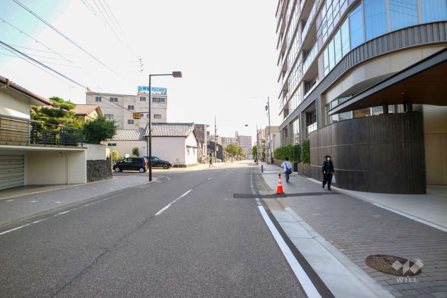 敷地南東側の前面道路（北東側から）