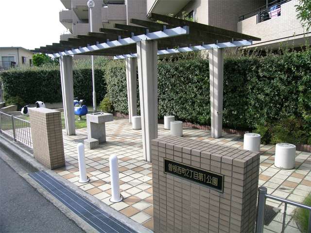 敷地の南東側には公園があります。