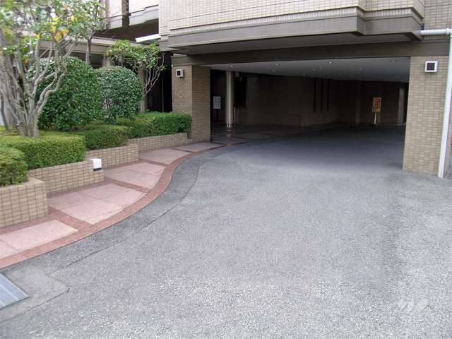 エントランスと駐車場入り口の間にある車寄せ