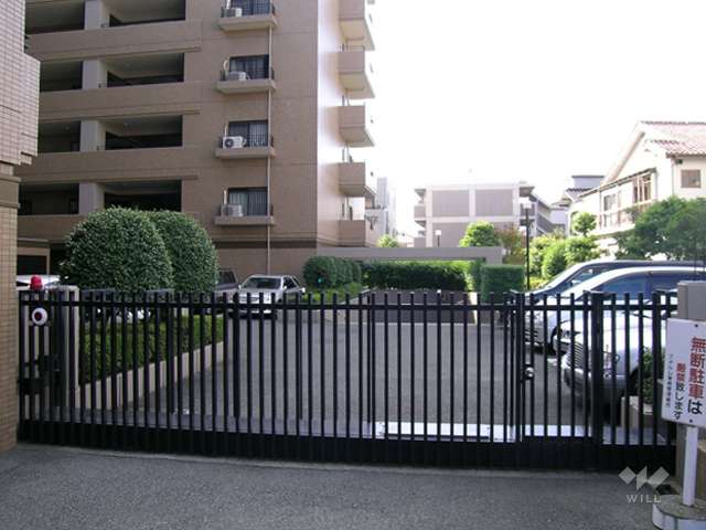 ゲート付きの敷地内駐車場の入り口