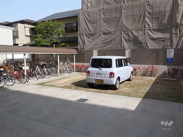 敷地内駐車場（平面式）と駐輪場