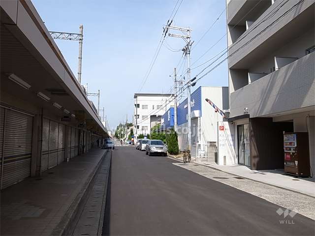 敷地南側の前面道路。道を挟んで南側には阪急神戸線が走っています。