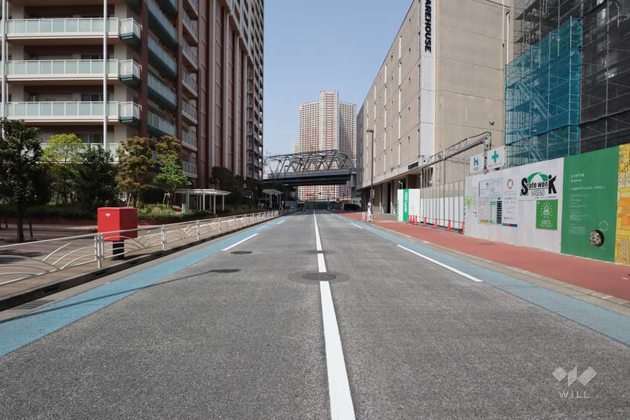 敷地東側の前面道路(北側から)
