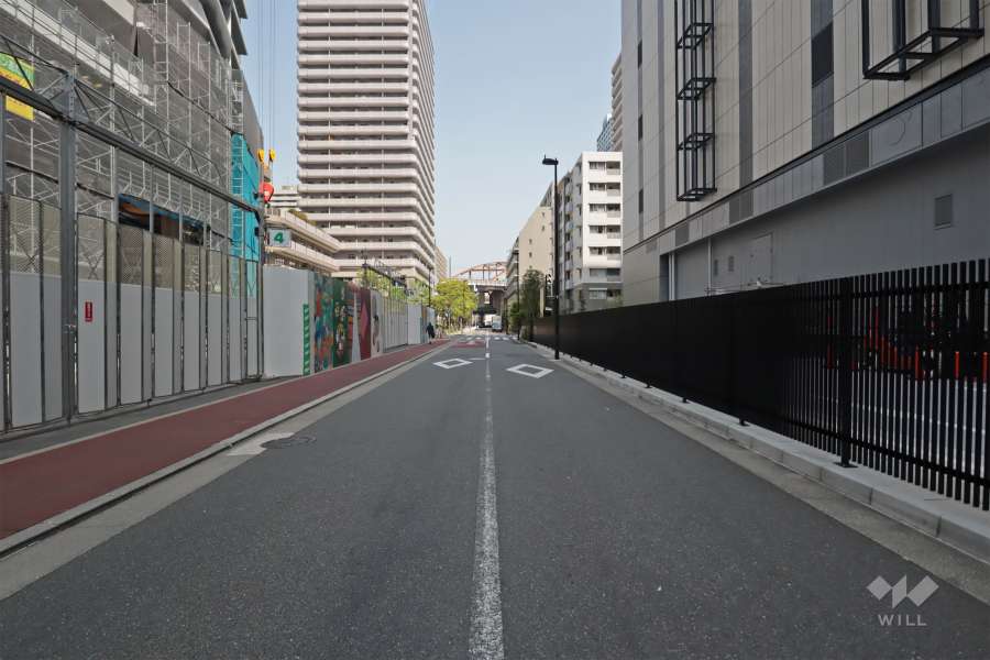 敷地西側の前面道路(北側から)