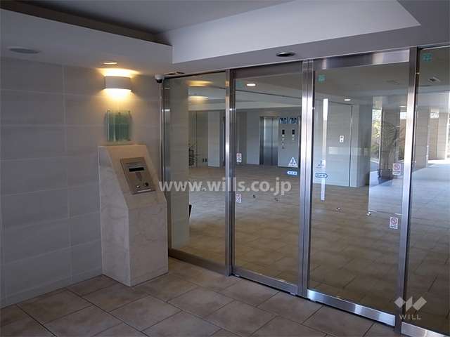 エントランスはオートロック付きです。