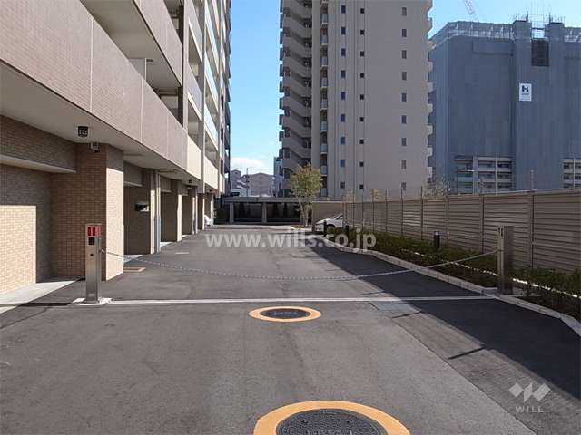 駐車場入口（ロボットゲート付き）