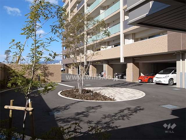 エントランス横の車寄せスペース