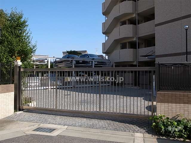 敷地内駐車場（入口にゲート付き）
