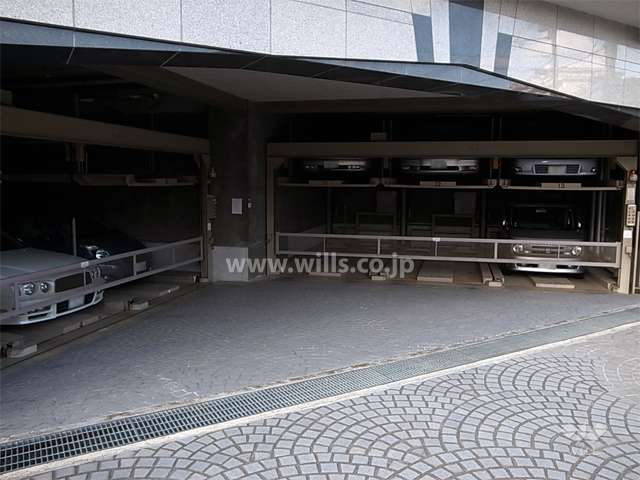 屋内にある機械式の敷地内駐車場