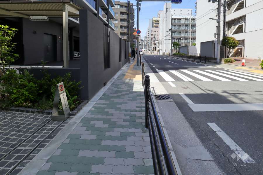 敷地東側の前面道路（南側から）