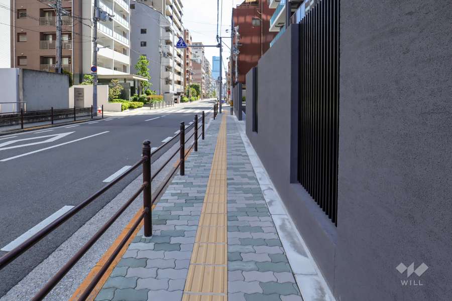 敷地東側の前面道路（北側から）