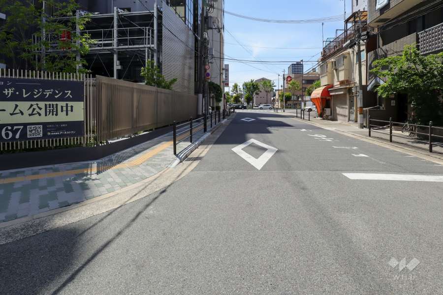 敷地北側の前面道路（東側から）