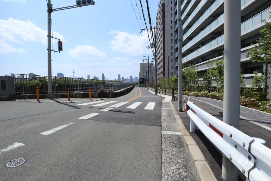 敷地南側の前面道路（東側から）