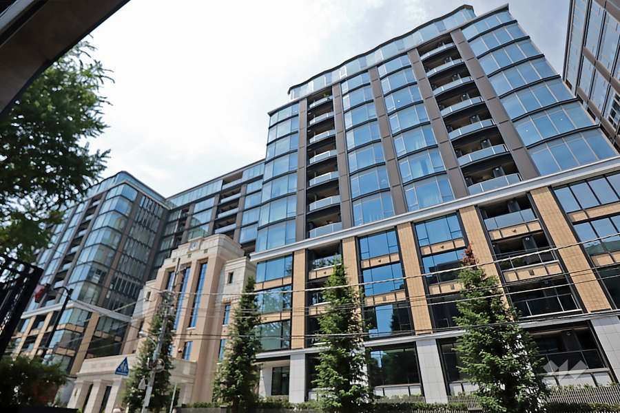 三田ガーデンヒルズの外観（南東側から）/ノースヒルは敷地内の北側奥に立っています。