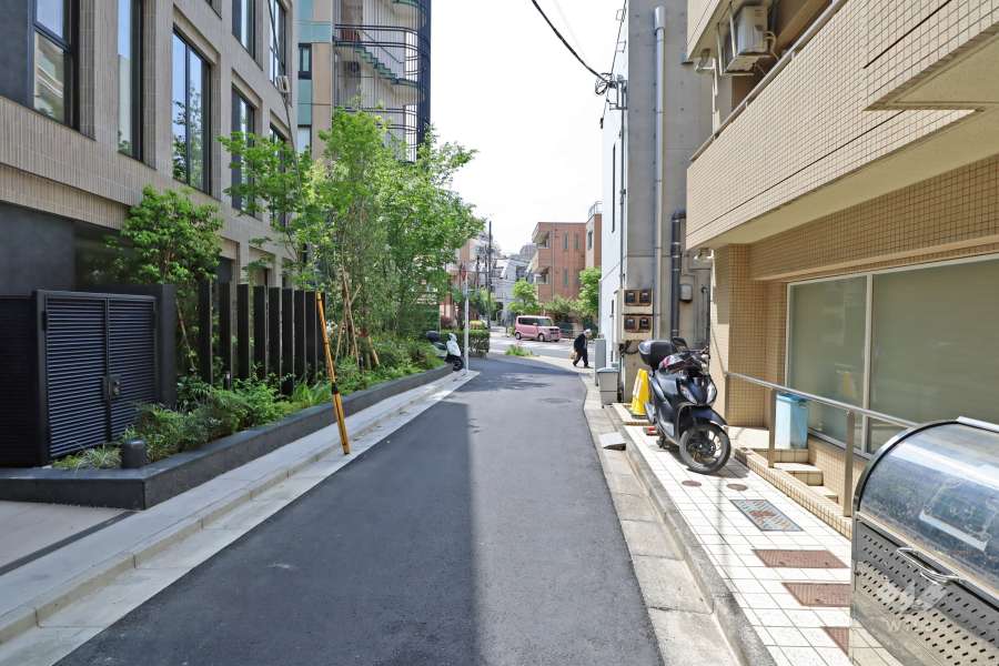 敷地の北側前面道路（東側から）
