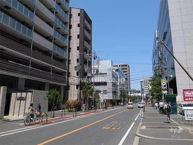 敷地東側の前面道路。周辺は住宅の他、店舗や事務所などが立ち並ぶ街です。