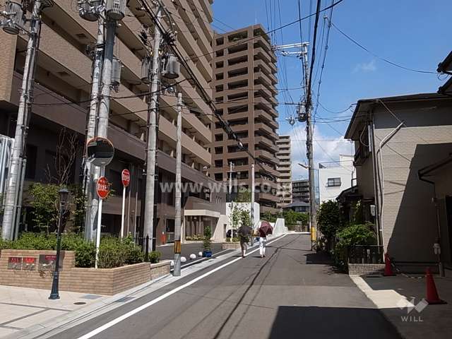 周辺はマンションが多く立ち並ぶ静かな住宅地です。