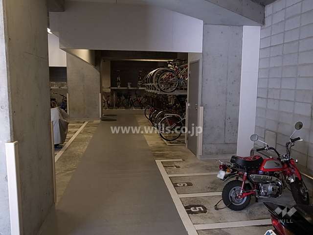 屋内にあるバイク置場、駐輪場