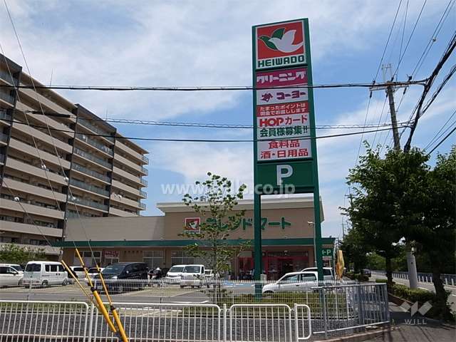 敷地の南側にはスーパー（フレンドマート）があります。