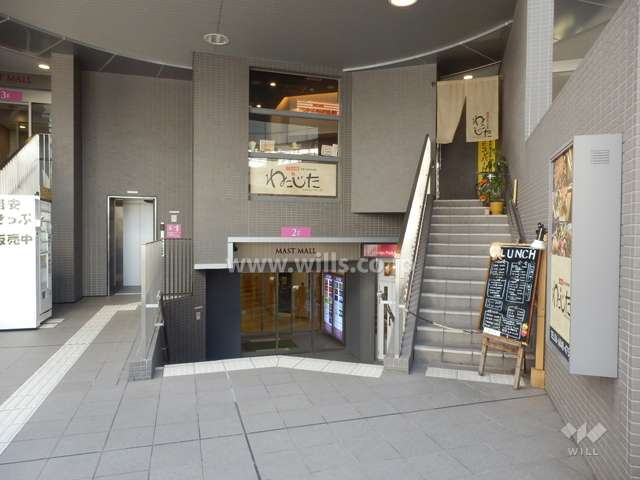 下層階には店舗が入っています。