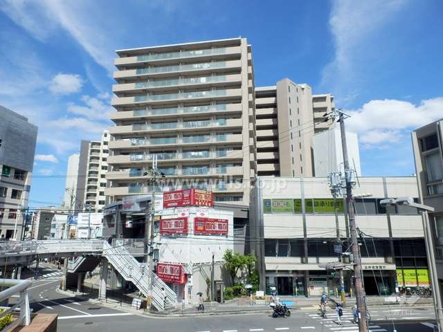 マストメゾン豊中の遠景。周辺は駅前の商業地です。