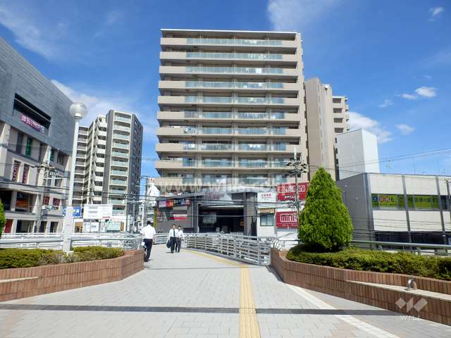 マストメゾン豊中の外観（南側から）駅から陸橋で直接アクセス出来ます。
