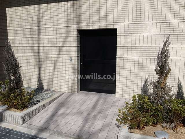 駐輪場入口。駐輪場は屋内にあります。