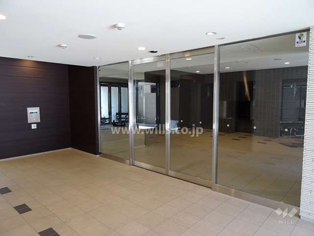 エントランスはオートロック付きです。