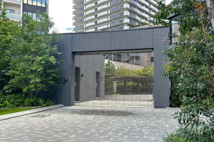 駐車場の出入口（リングシャッター付き）