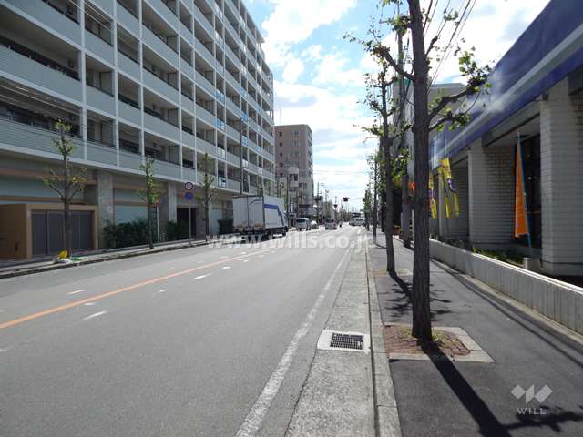 敷地西側の前面道路（北側から）