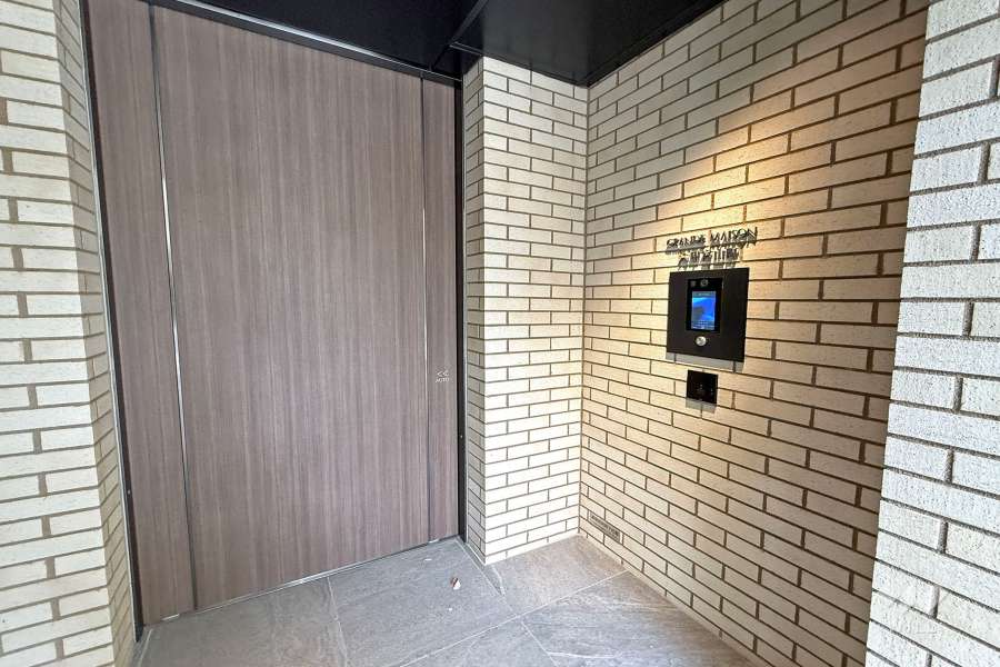 エントランスはオートロック付きです。