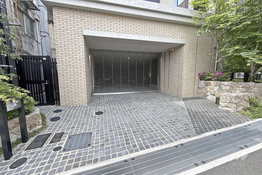 駐車場の出入口（シャッター付き）
