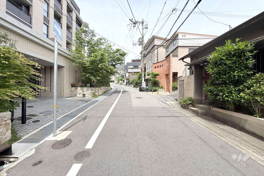 敷地東側の前面道路（南側から）