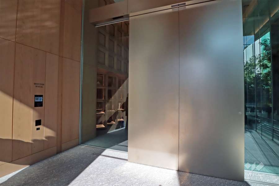 エントランスはオートロック付きです。